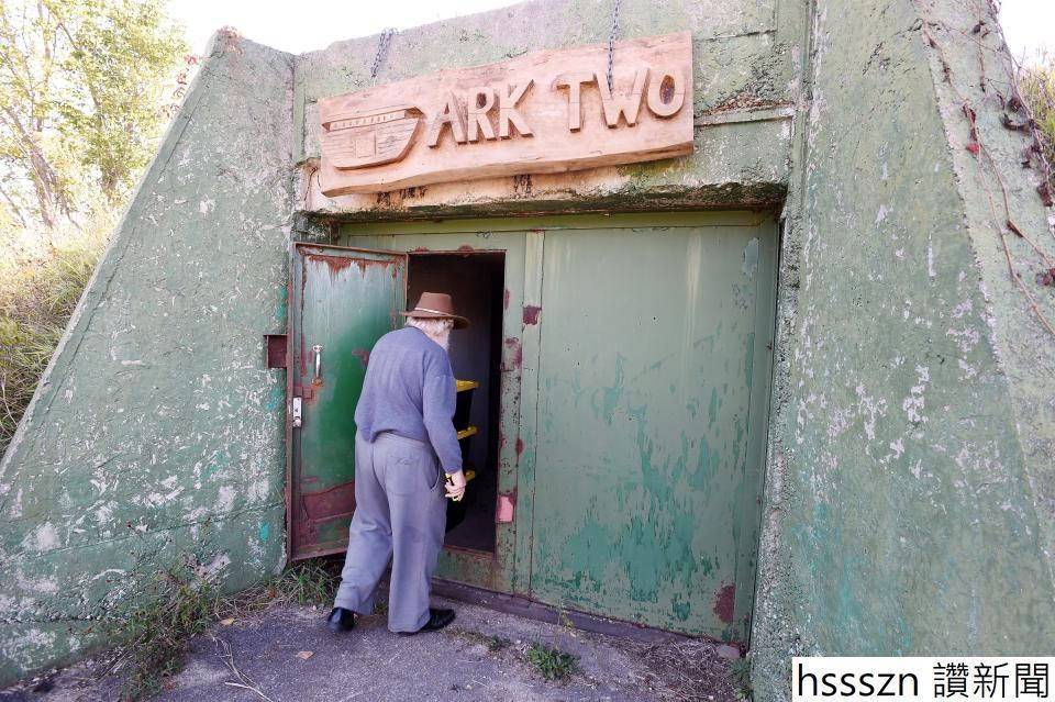 老人花50年用42辆校车建造出最大的末日地堡能容纳350人