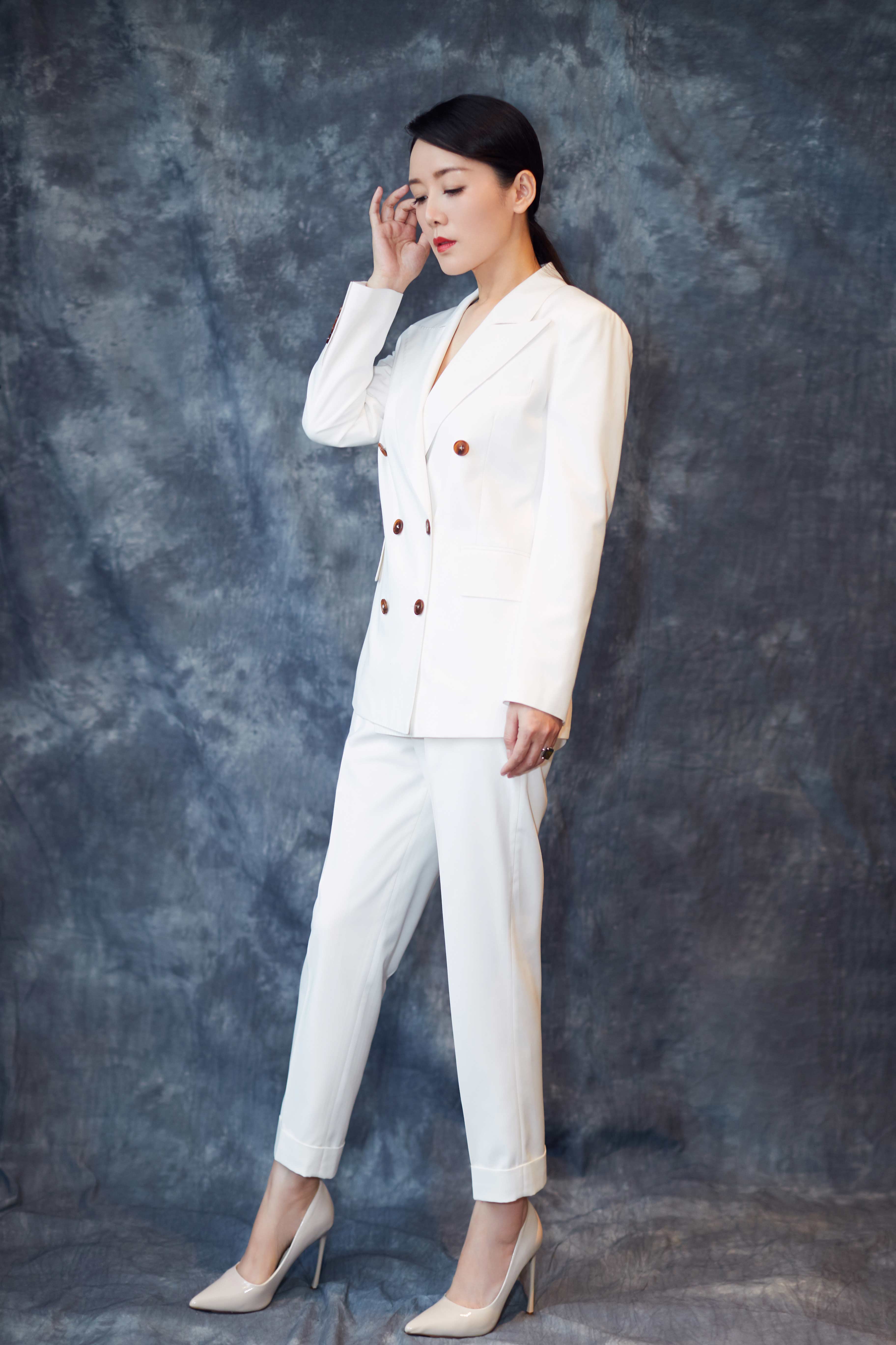 车永莉全白"西装杀"帅气slay全场 国影盛典获演技女演员