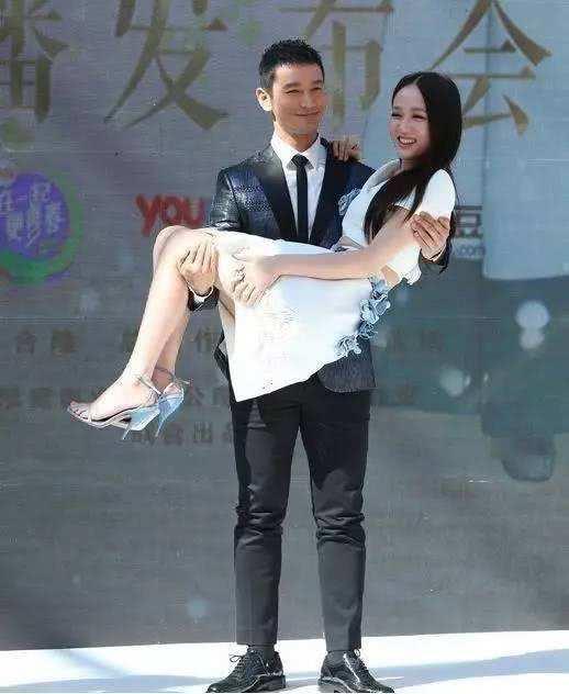 黄教主公主抱陈乔恩,可以说是很标准的公主抱了,男士站的笔直,女生的