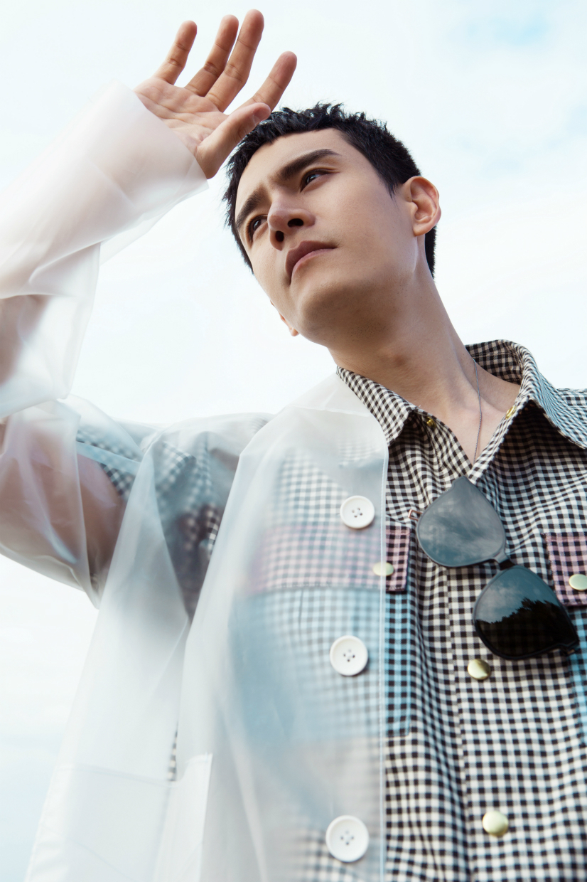 经超最新写真曝光化身潇洒不羁的海边王子