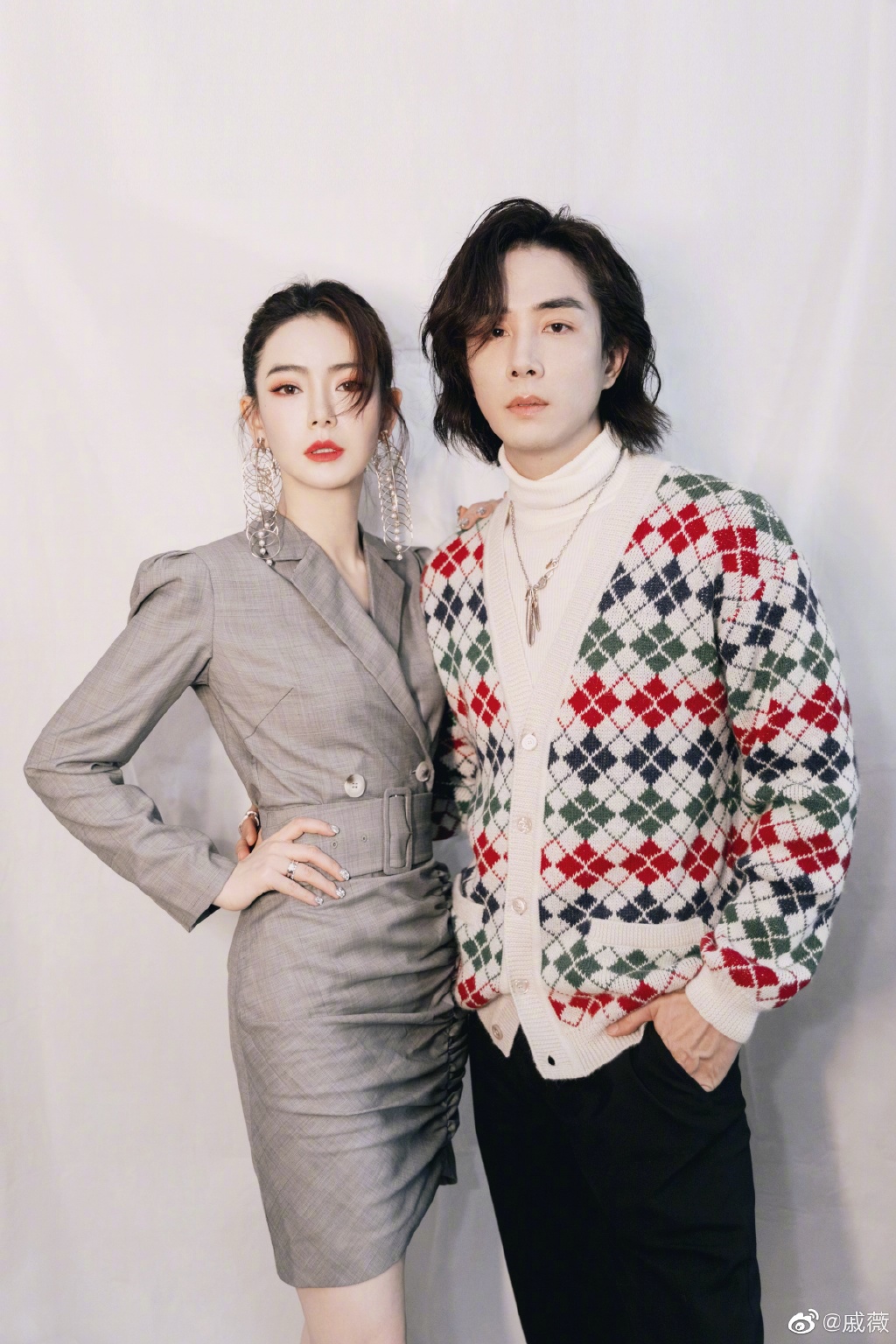 戚薇李承铉合体拍写真秀恩爱,7哥超大耳环成功抢镜!