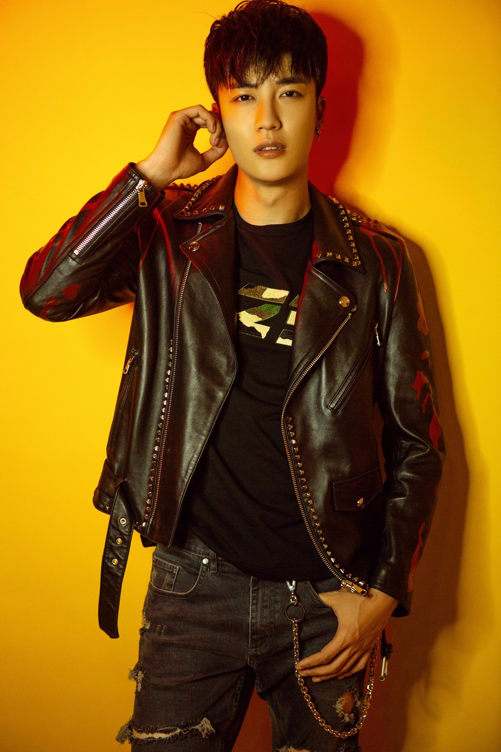 王燕阳霸气机车装帅气撩人 演绎"酷时尚"气场全开