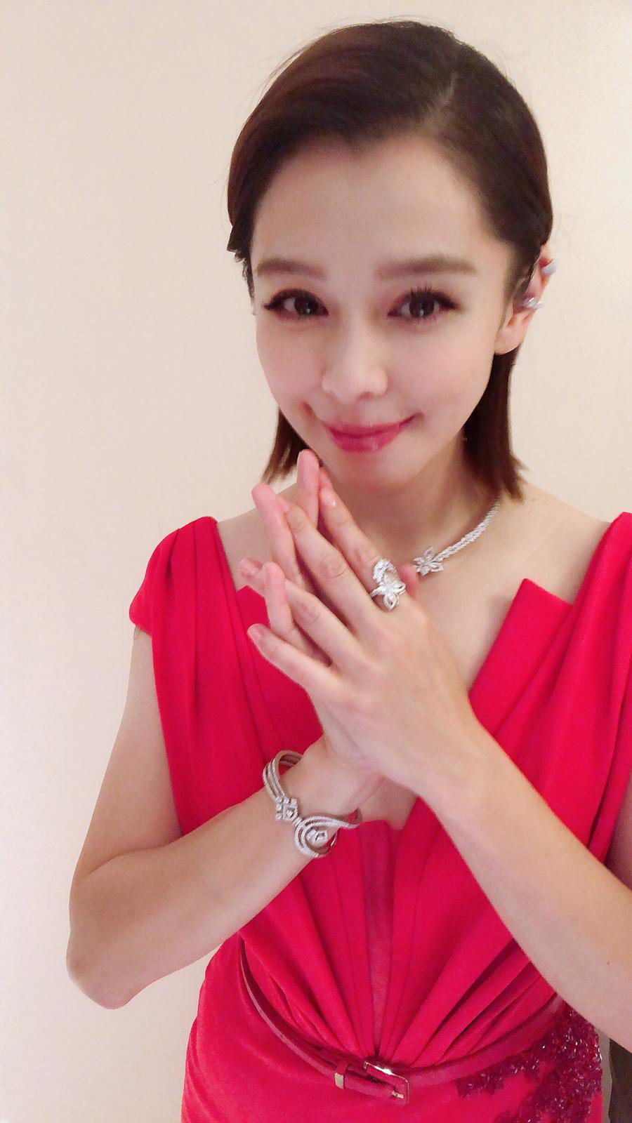 徐若瑄亮相华语电影盛典端庄优雅不失摩登潮范儿