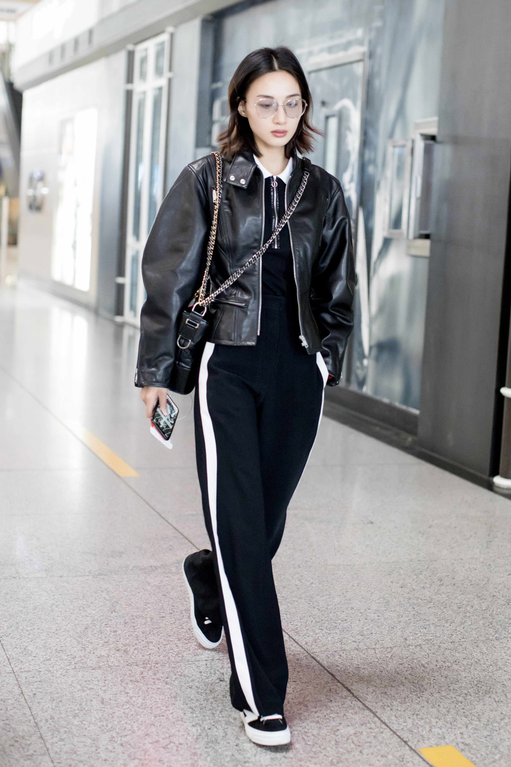 "落排宝凤"冯文娟亮相机场 《芝麻胡同》走出"率性小妞"