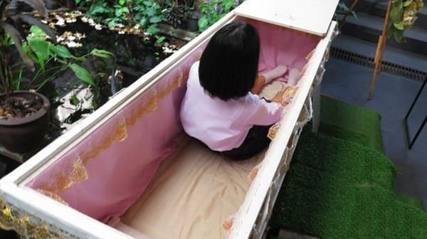 咖啡馆里竟放着一口棺材!