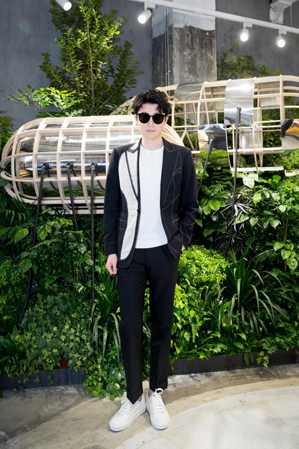 海陆姚远出席某活动现场演绎气质拍档