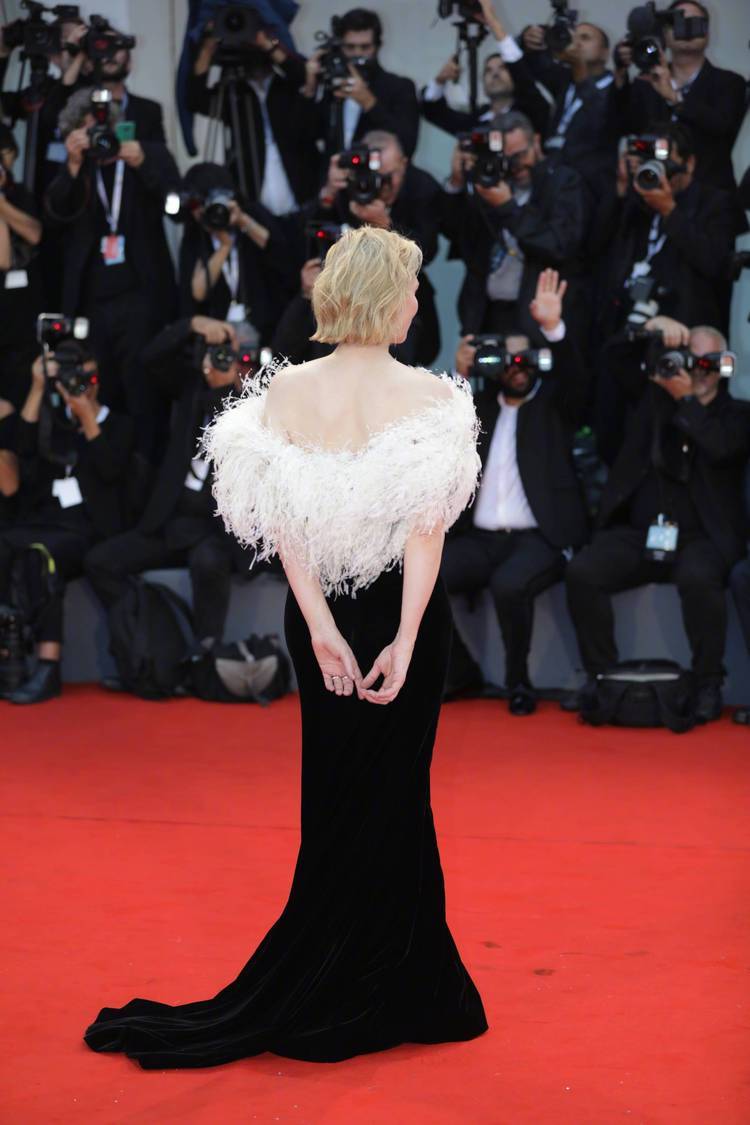 大魔王凯特布兰切特亮相威尼斯红毯双手背在身后竟然有些娇羞