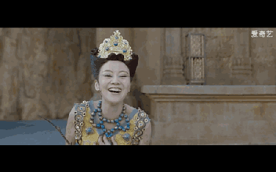 高光下的闫妮虽然皮肤状态不是很好,而且发际线有点靠后,整个人看起来