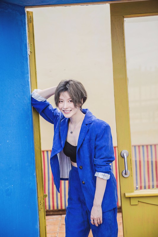 甜蜜暴击热播李萌萌蓝色西装演绎个性潮女风