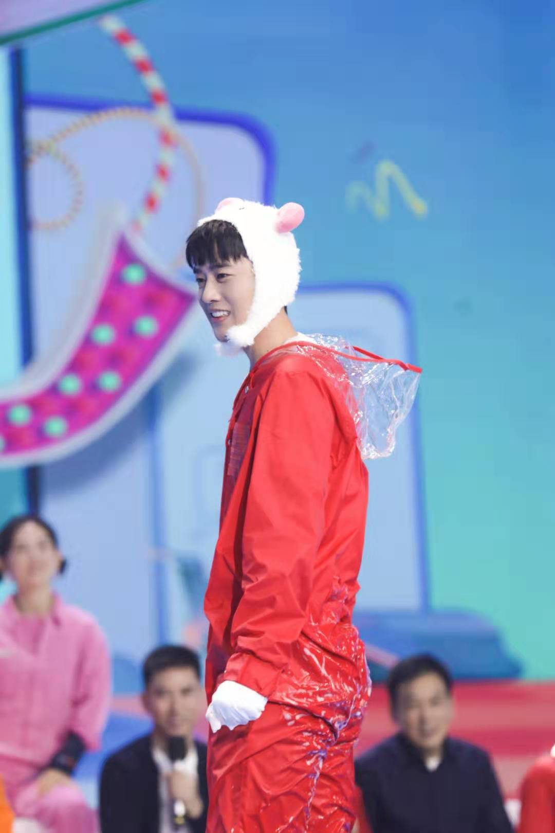 梁靖康八上快乐大本营逗趣横生深夜抢签超话花样宠粉