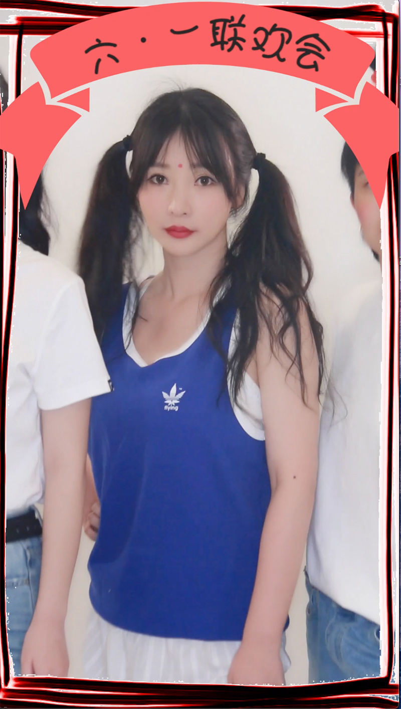 柳岩双马尾扮嫩打鼓庆六一欢唱童谣抖腿抱猫走秀放飞自我