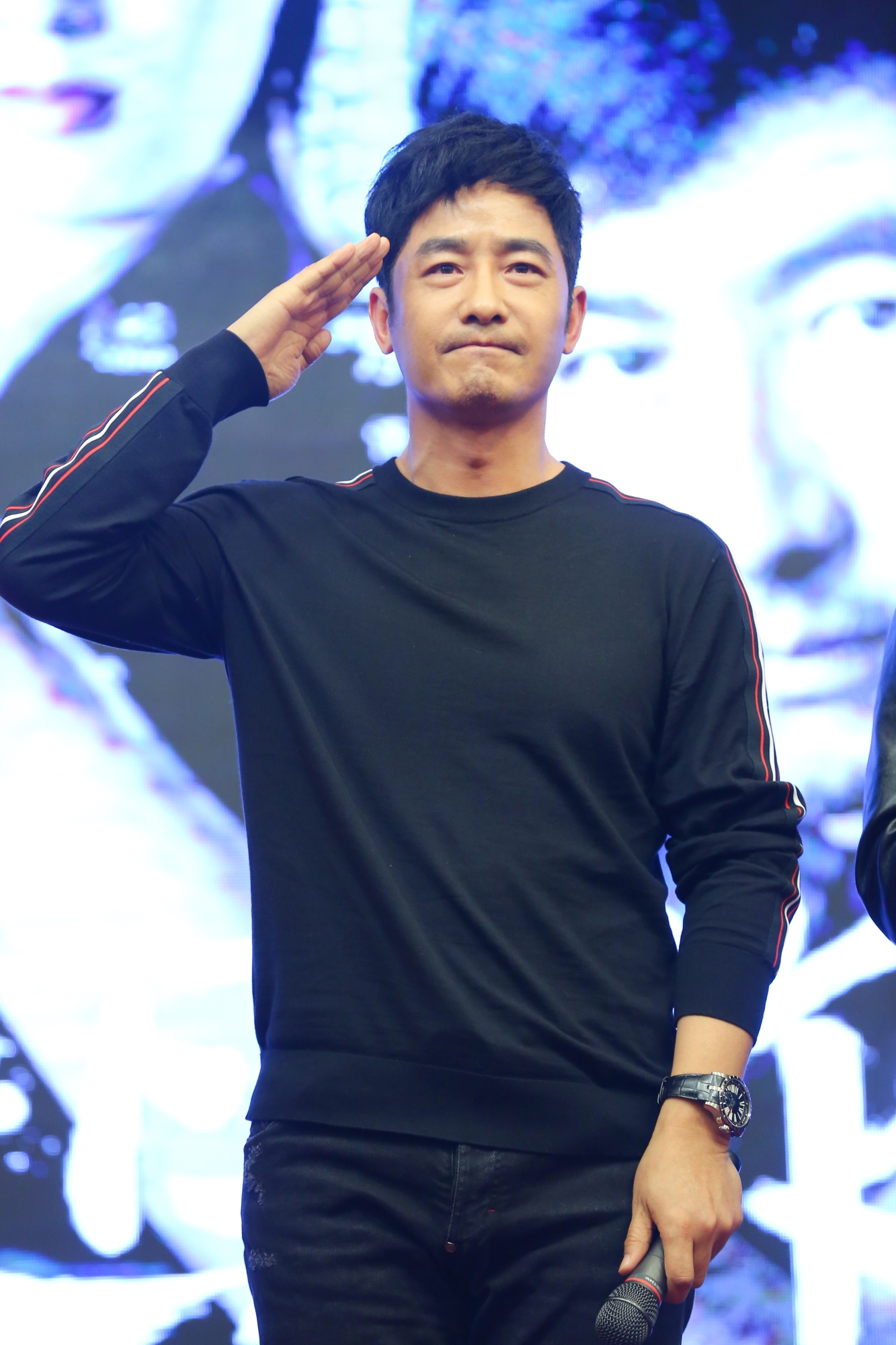 郭晓东现身《天下无诈》开播发布会 称因剧"发光一辈子的脾气" - 360