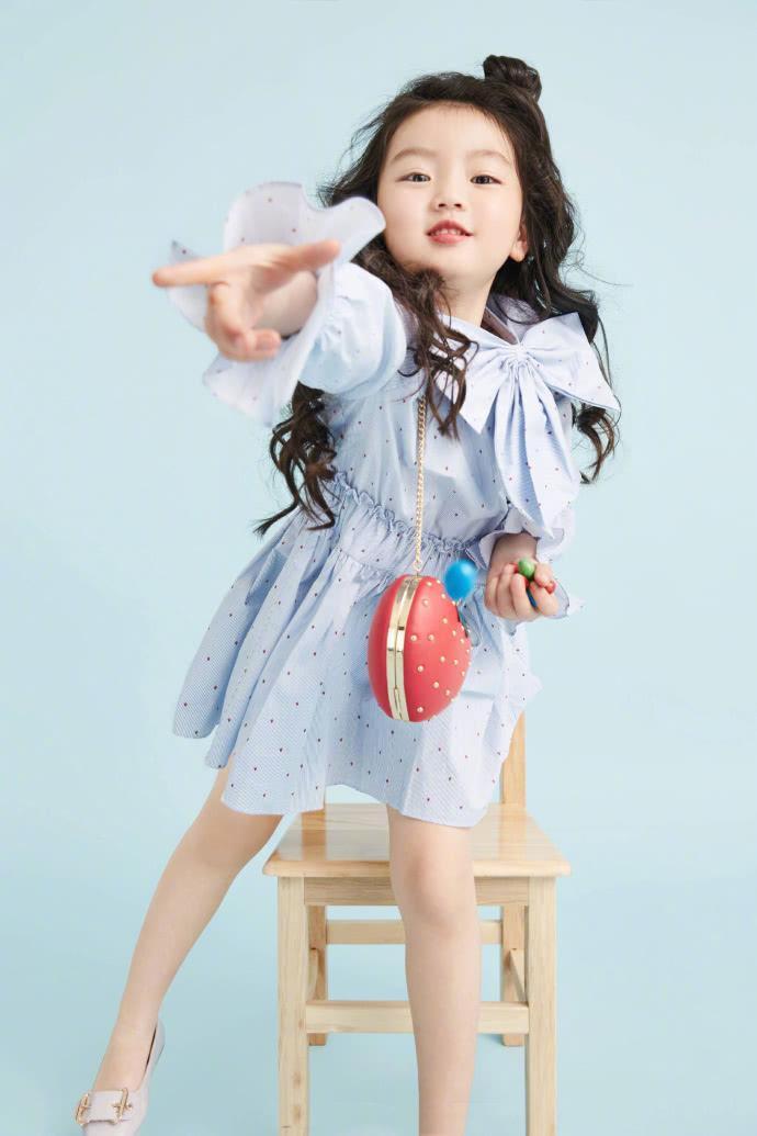 阿拉蕾不惧被父母过度消费流言再拍封面这次的造型竟略显成熟