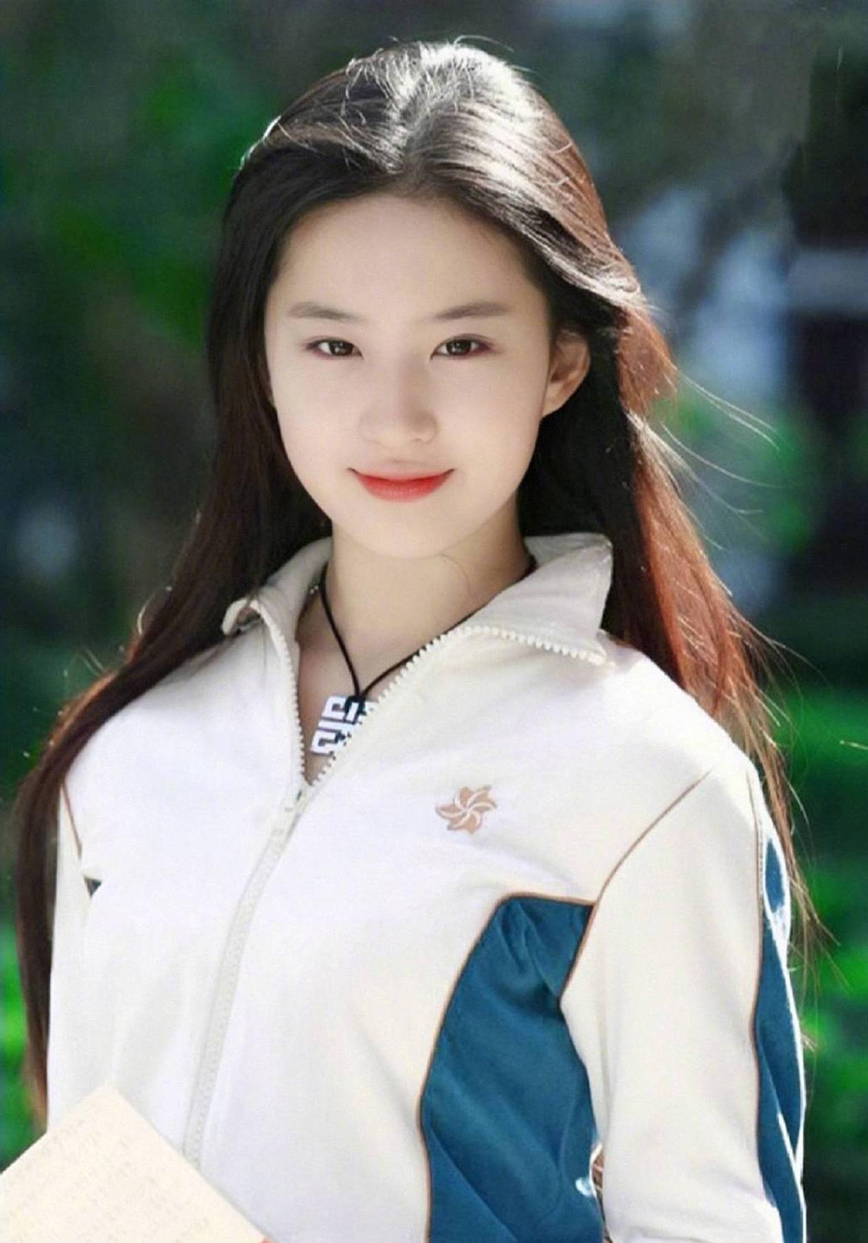 女神刘亦菲穿上校服青春灵动，就如一个18岁的大学生一样_网友