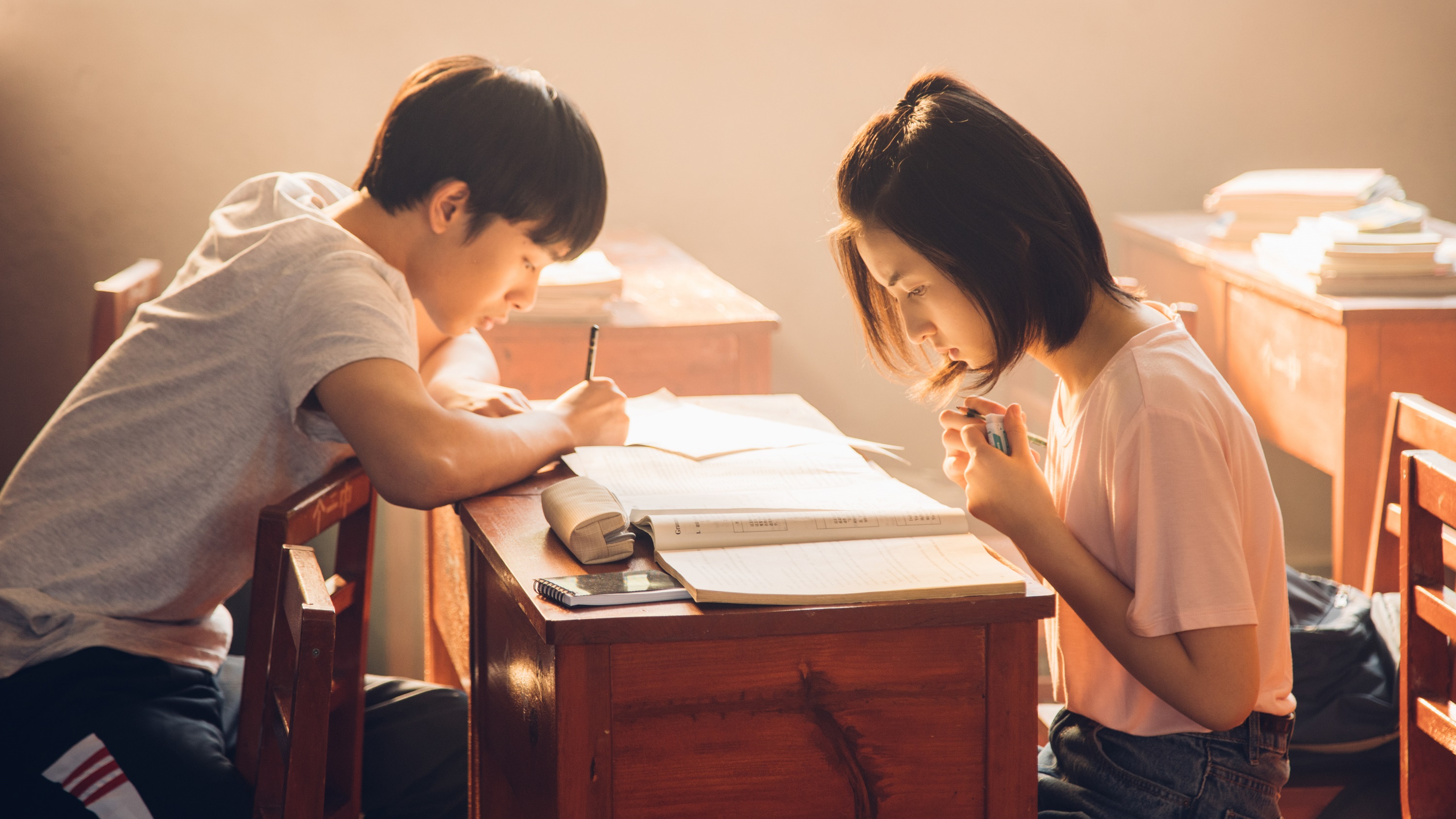 再见少年曝先导海报张子枫演绎浪潮之下的年代青春