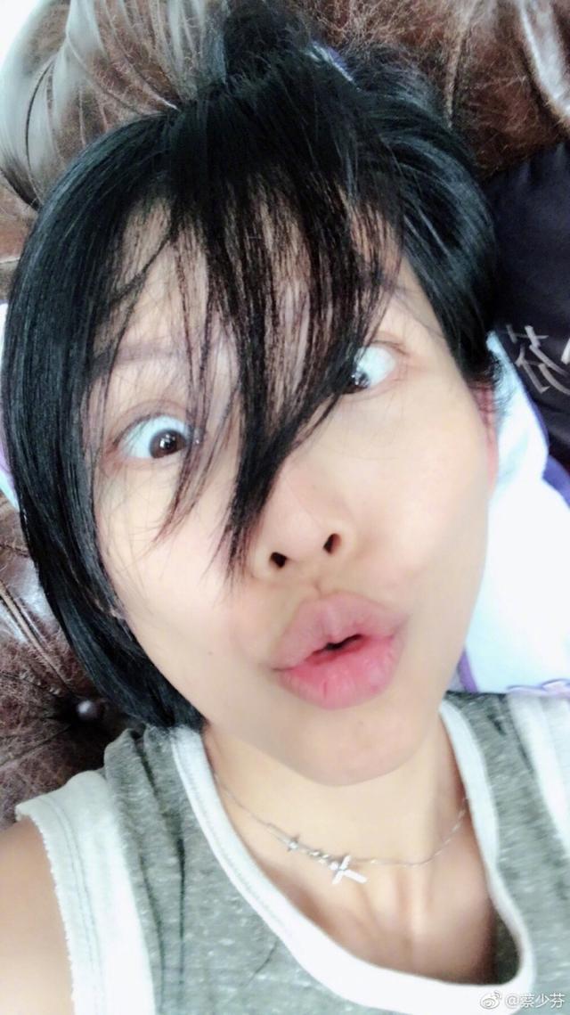 港姐蔡少芬素颜逛菜市场,蹲地上吃水果霸气侧漏!