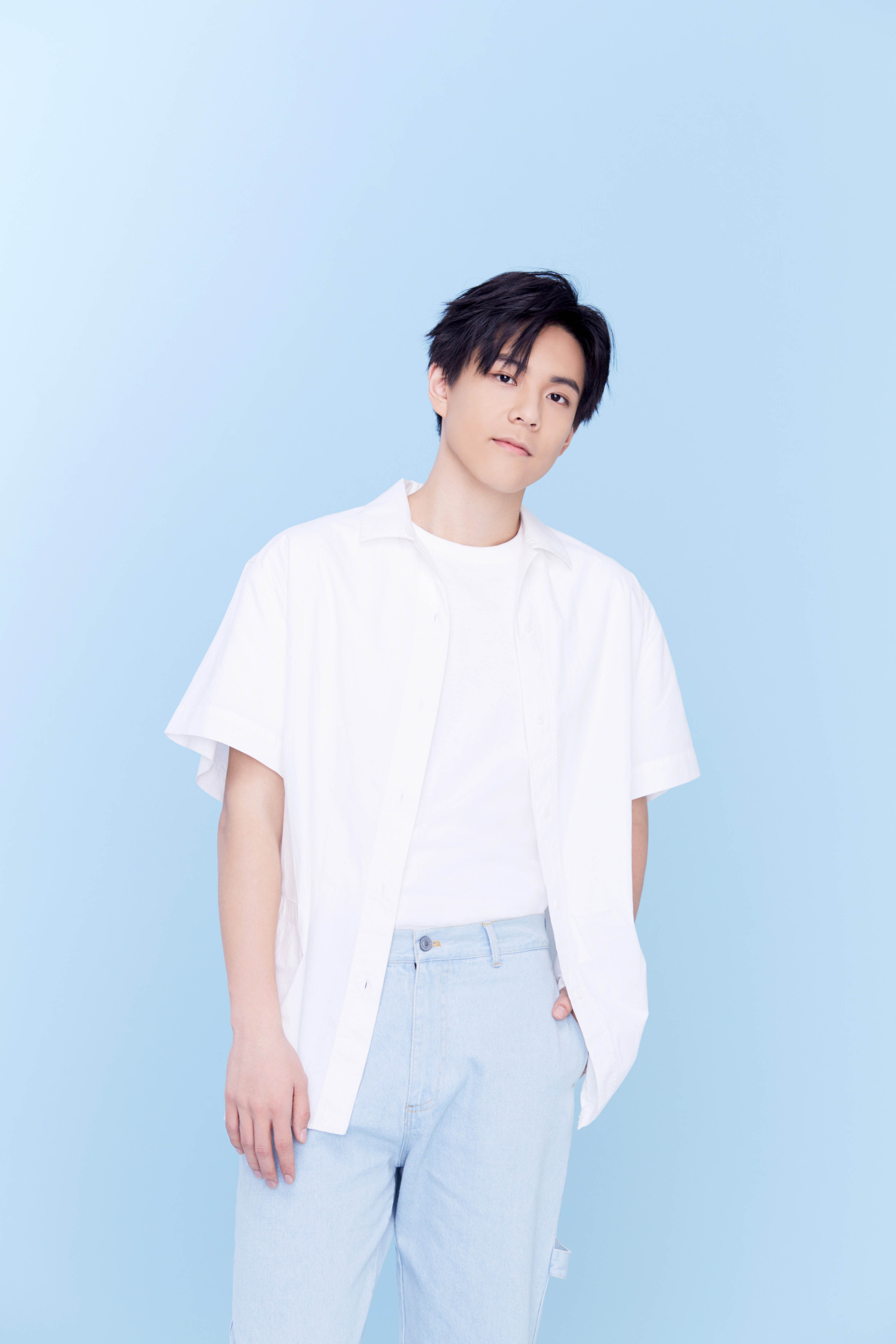 今日,卓尔文化旗下签约新人演员王熙元首度曝光夏日写真组图.