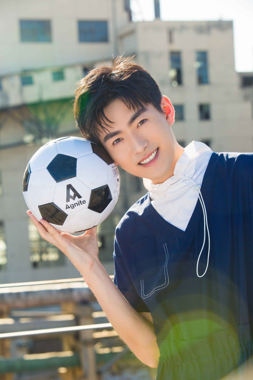 崔航足球风街拍曝光阳光时尚尽显超凡运动实力