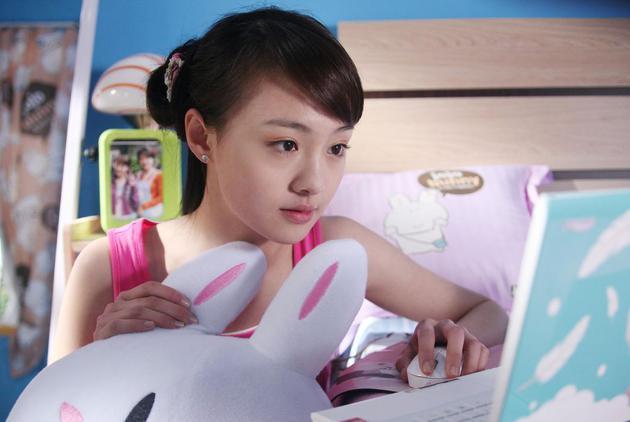 经历了整容,拿出假体,暴瘦,憔悴等等波折,郑爽如今恢复了颜值,也是一