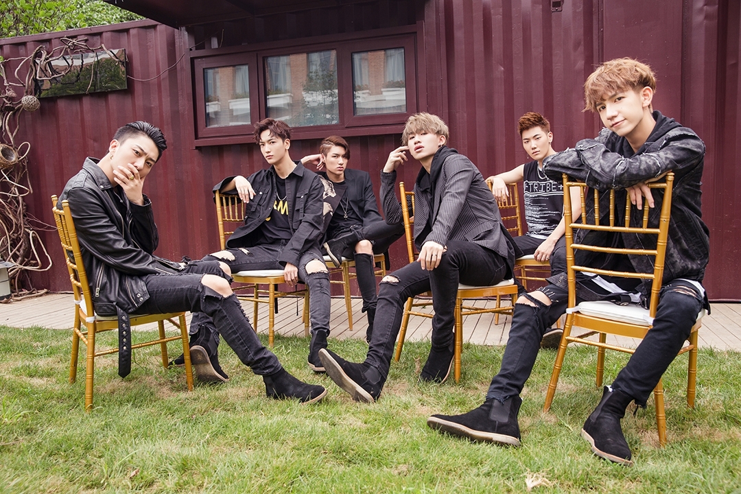 t.o男团"草食系"街拍上线 阳光健康帅气满格