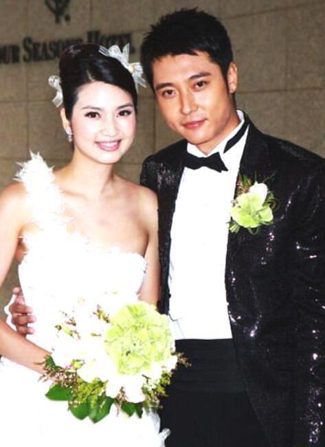 清空与张丹峰合影的48岁洪欣凭什么被嘲笑成老女人