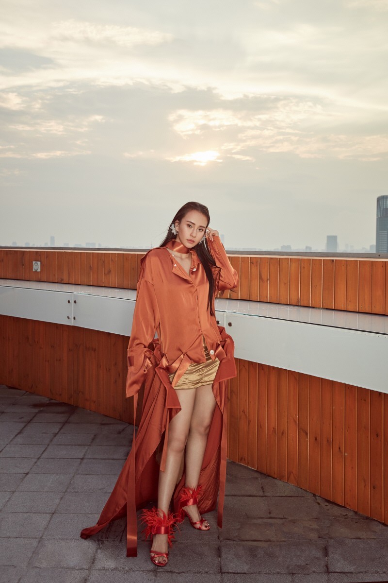 时尚打女母其弥雅最新杂志大片，刚柔并济尽显女性力量 - 360娱乐，你开心就好