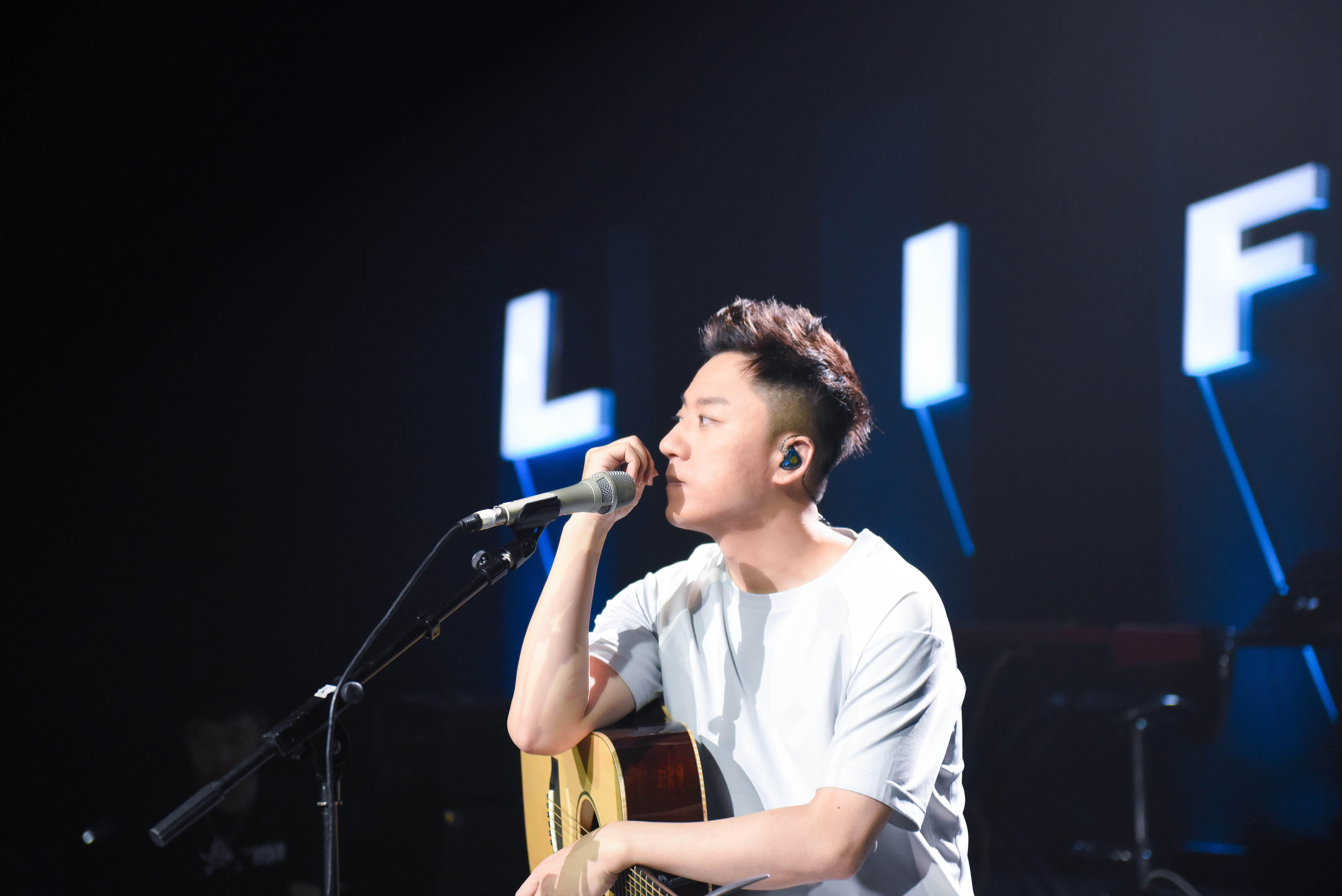 张磊综艺节目展露内心,再现歌手魅力 首部"触电"作品今上映,演技惊喜