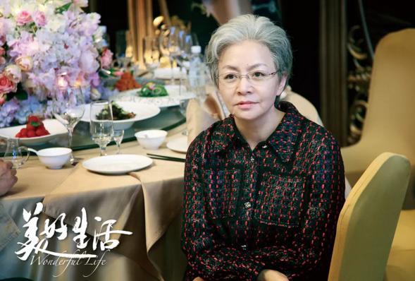 这部大牌如云的新电视剧，又能见到张嘉译大叔霸气的走路姿势了