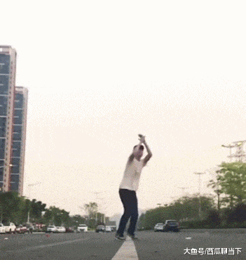 搞笑GIF:是我眼花了吗?竟然飞上去了 - 360娱乐,你开心就好