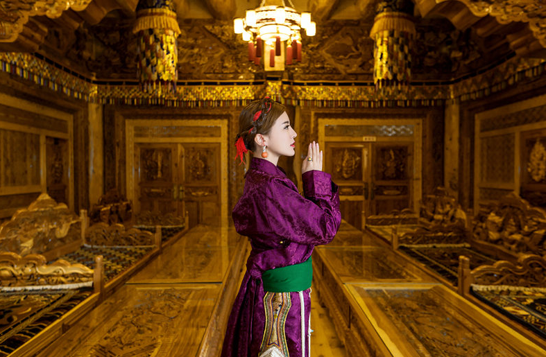 阿兰藏装美图曝光尽显异域风情