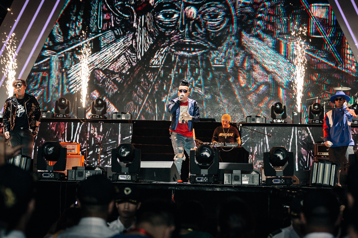 近日,南征北战nzbz组合三人汀洋,尼成,赵辰龙接连出席了两场音乐节