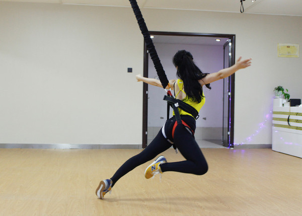 (特邀出镜:代你玩教练代代) 进阶动作就是单只脚挽住弹力绳,另一条腿