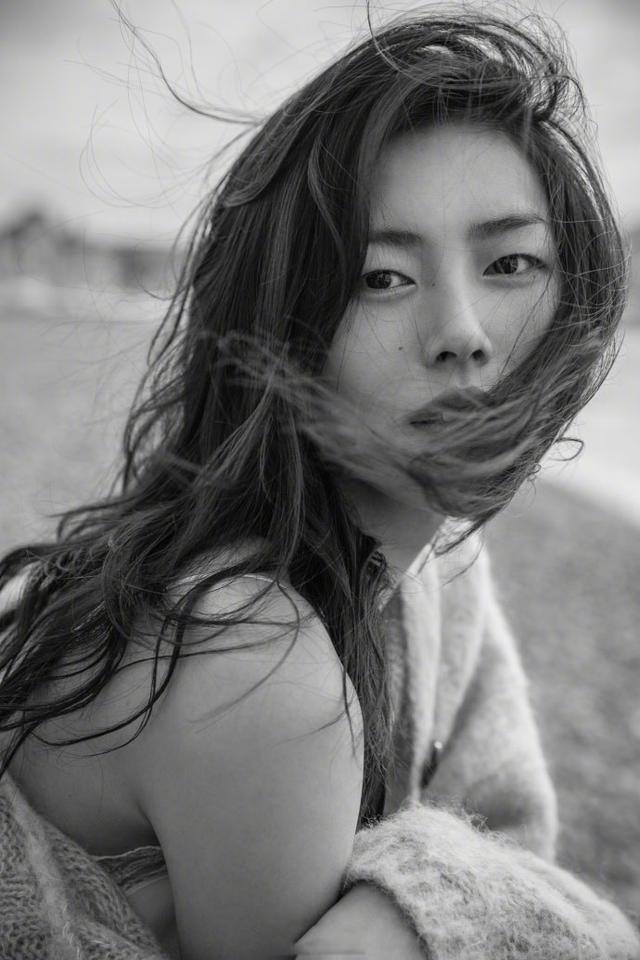 29岁大表姐刘雯晒自己沙滩黑白照,照片中的她显得特别的柔美!