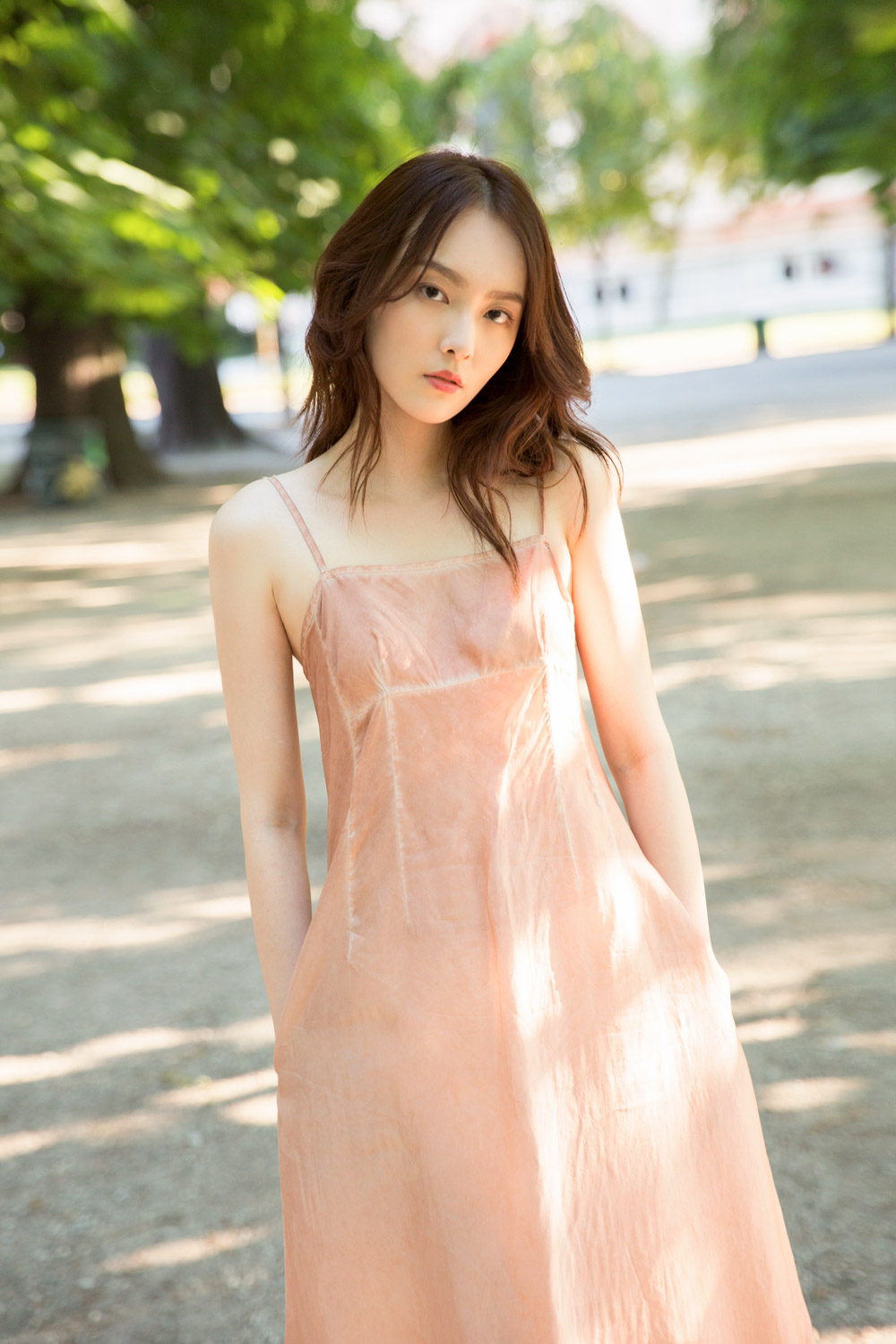 杨之楹写真曝光 粉红长裙尽显夏日浪漫风情