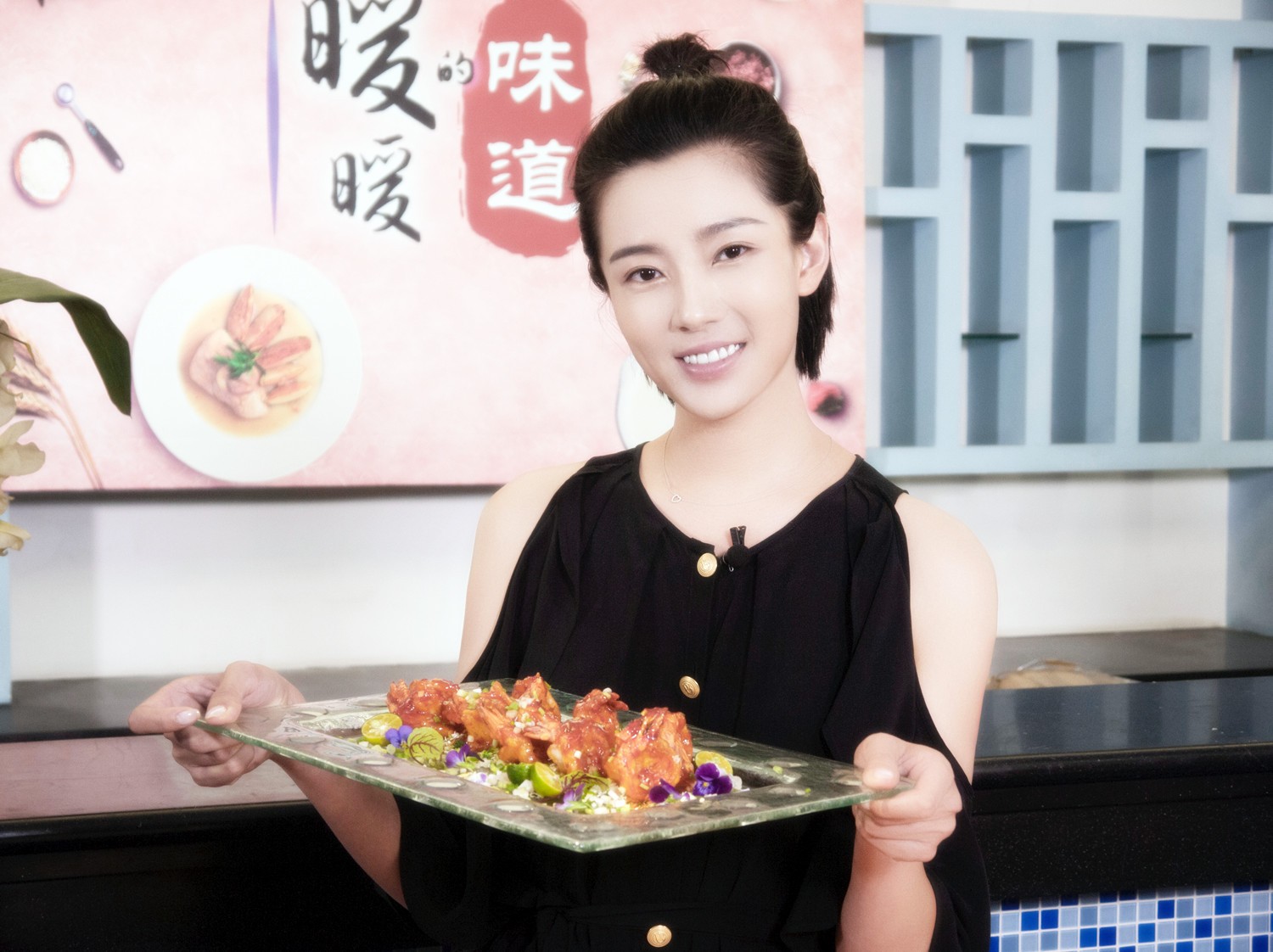 《暖暖的味道》是由北京卫视打造的美食日播栏目,此次节目中孟真黑色