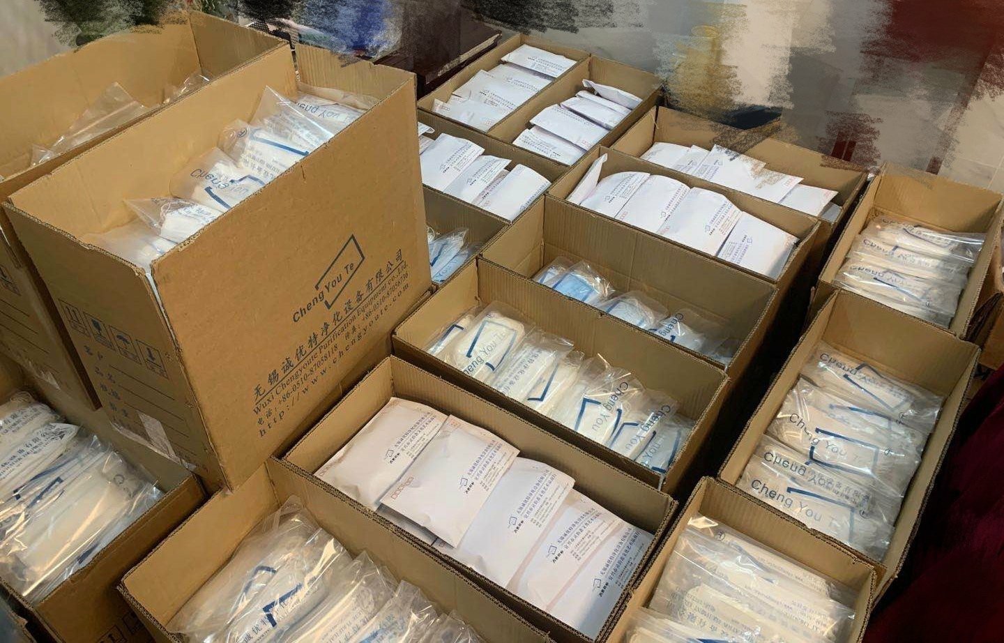 武汉新型肺炎陈翔连夜联系工厂给灾区捐了一万余只口罩