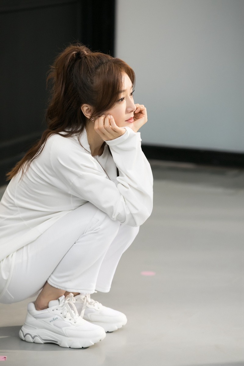 平行时空遇见你秦岚展现反差演技雪中倒放吻戏唯美似公主