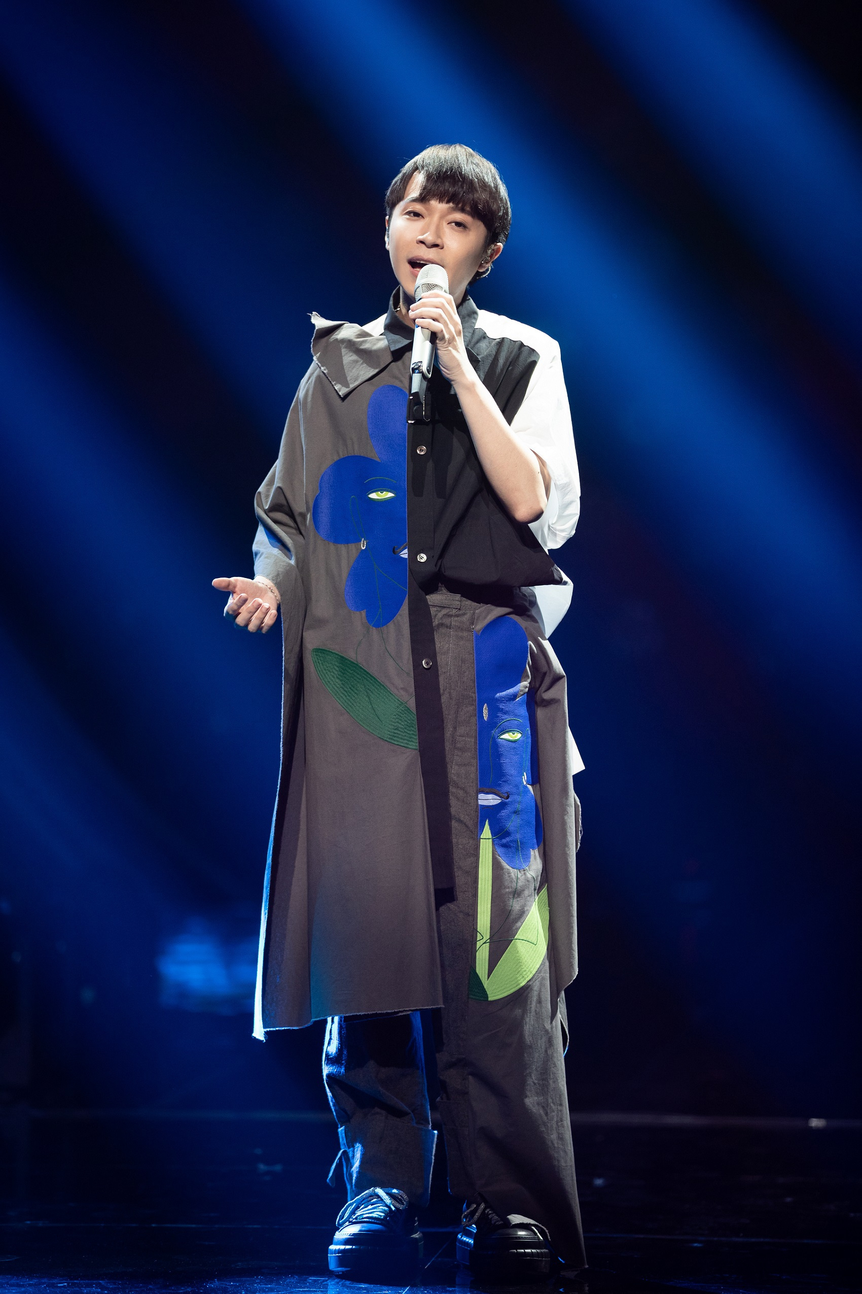 歌手吴青峰在第九期节目中惊喜演绎两首民谣老歌《那些花儿》及《望