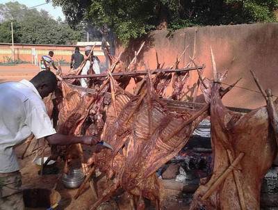 他们会将处理好的牛羊肉用树枝串好直接架在火架上烧烤,满街都可以