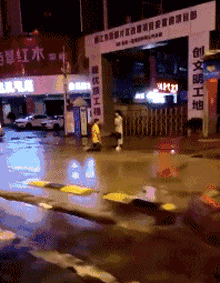 GIF搞笑趣图:这是发生了多大的事故啊!撞了这么多车! - 360娱乐,你开心就好