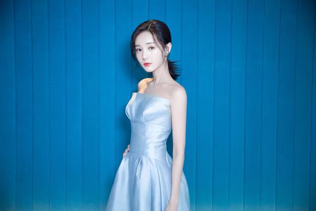 发力时尚 李一桐气场全开身着蓝色系长裙的李一桐气质出尘,慵懒微卷发