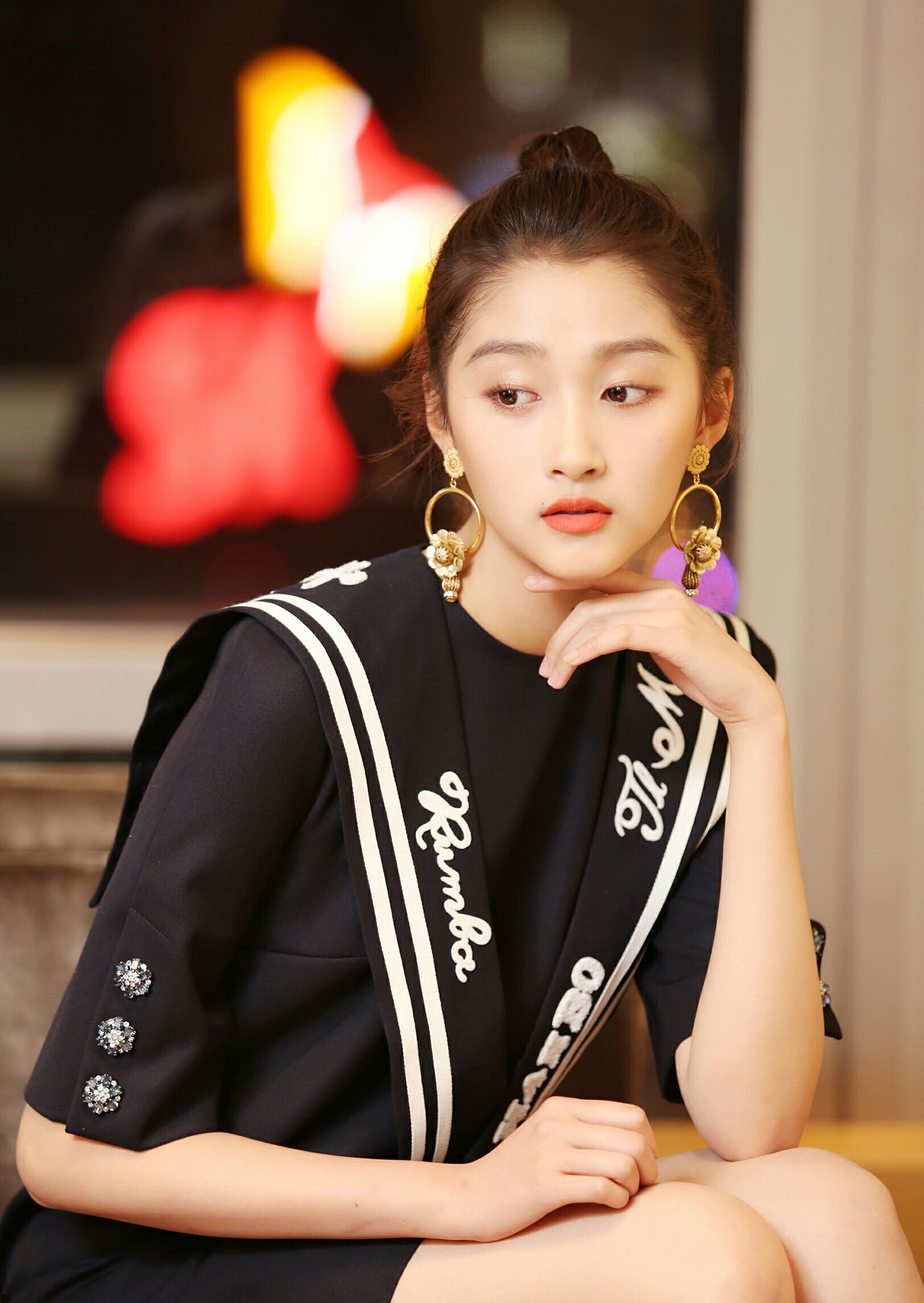 今天关晓彤21岁生日,鹿晗准时送去祝福!网友:这波狗粮太甜蜜