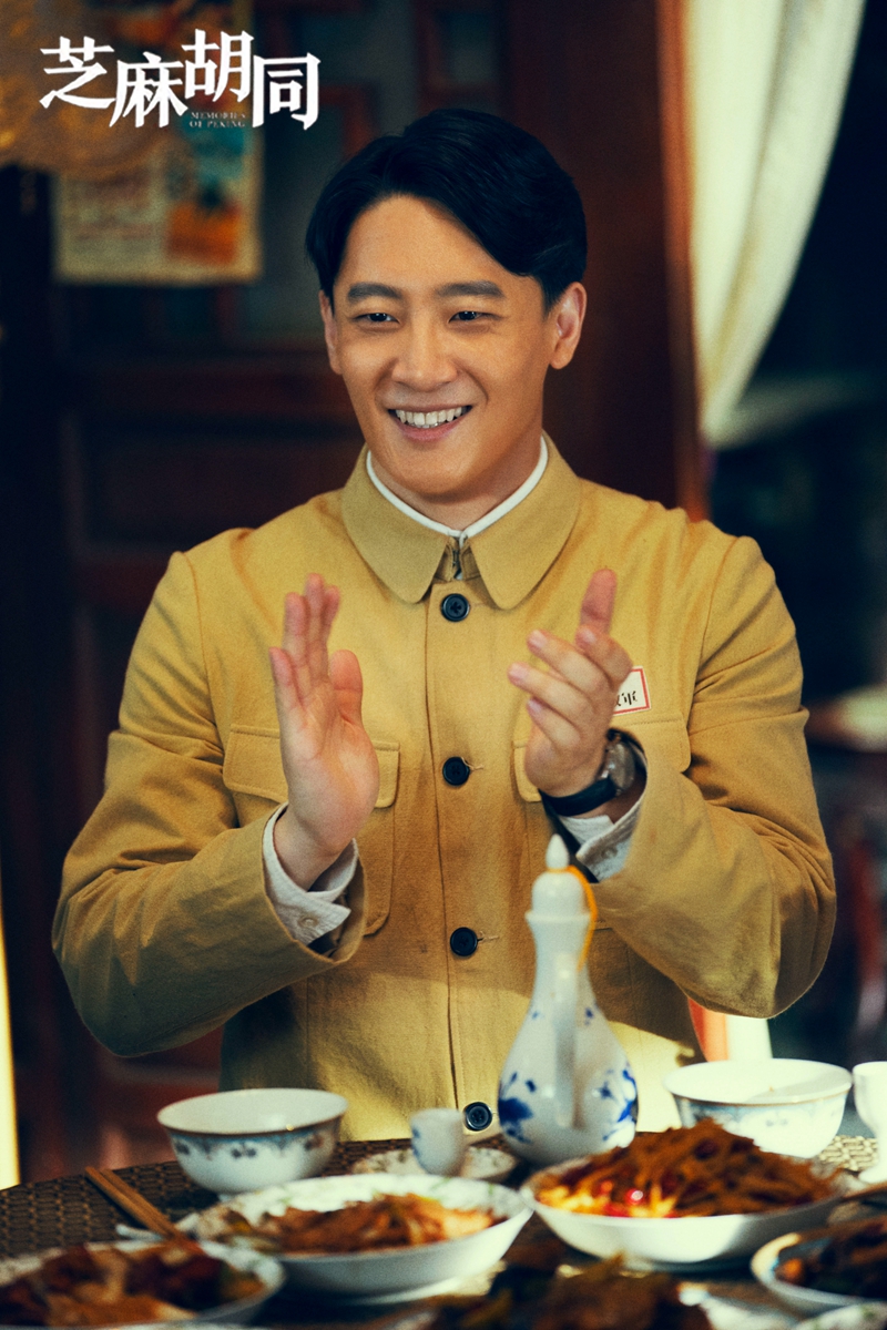 电视剧《芝麻胡同》围绕"沁芳居"酱菜铺东家与伙计亲如一家,历经几十