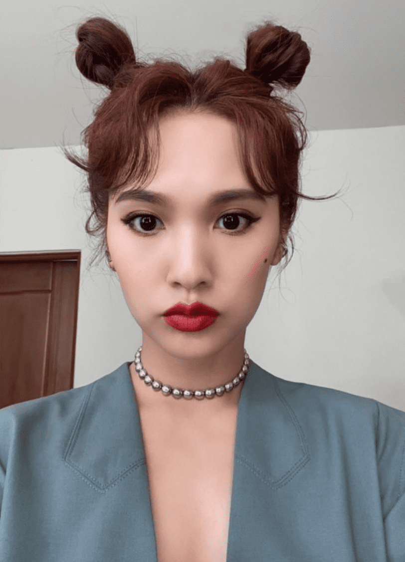 杨丞琳扎双丸子头俏皮可爱浓妆上挑眼线尽显反差萌