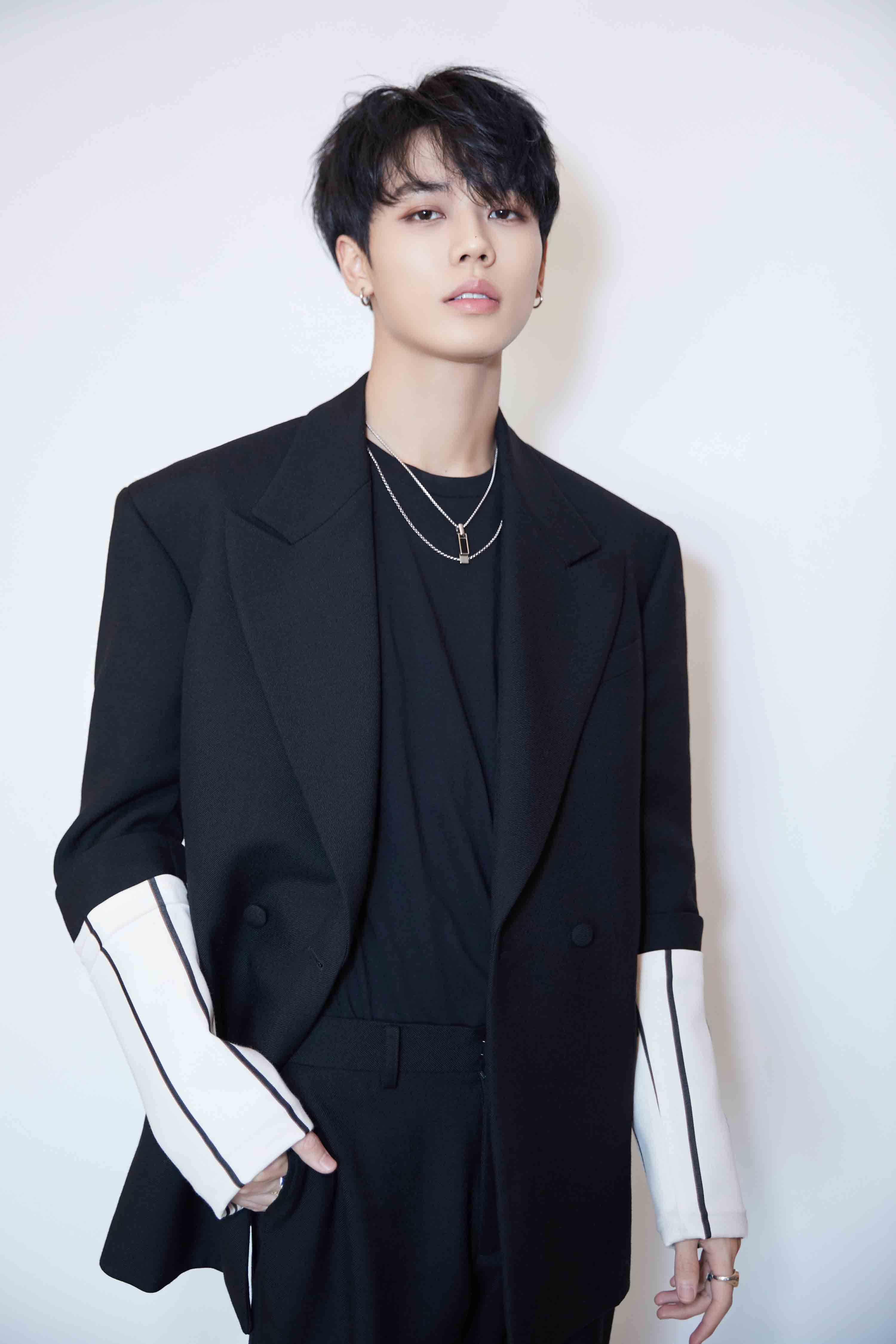 林彦俊黑色西装出席活动 钢琴键线条纹诠释绅士型格