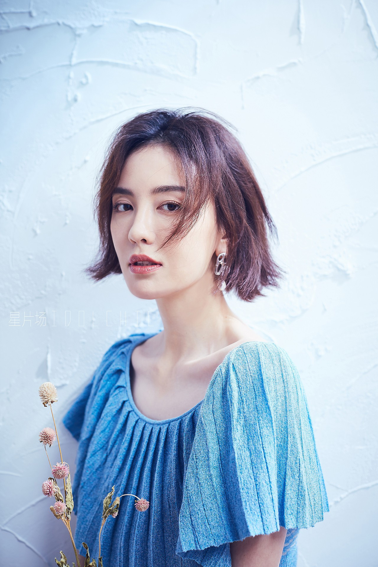 吕佳容蓝色梦幻写真大片 七夕约会减龄装温婉乖巧