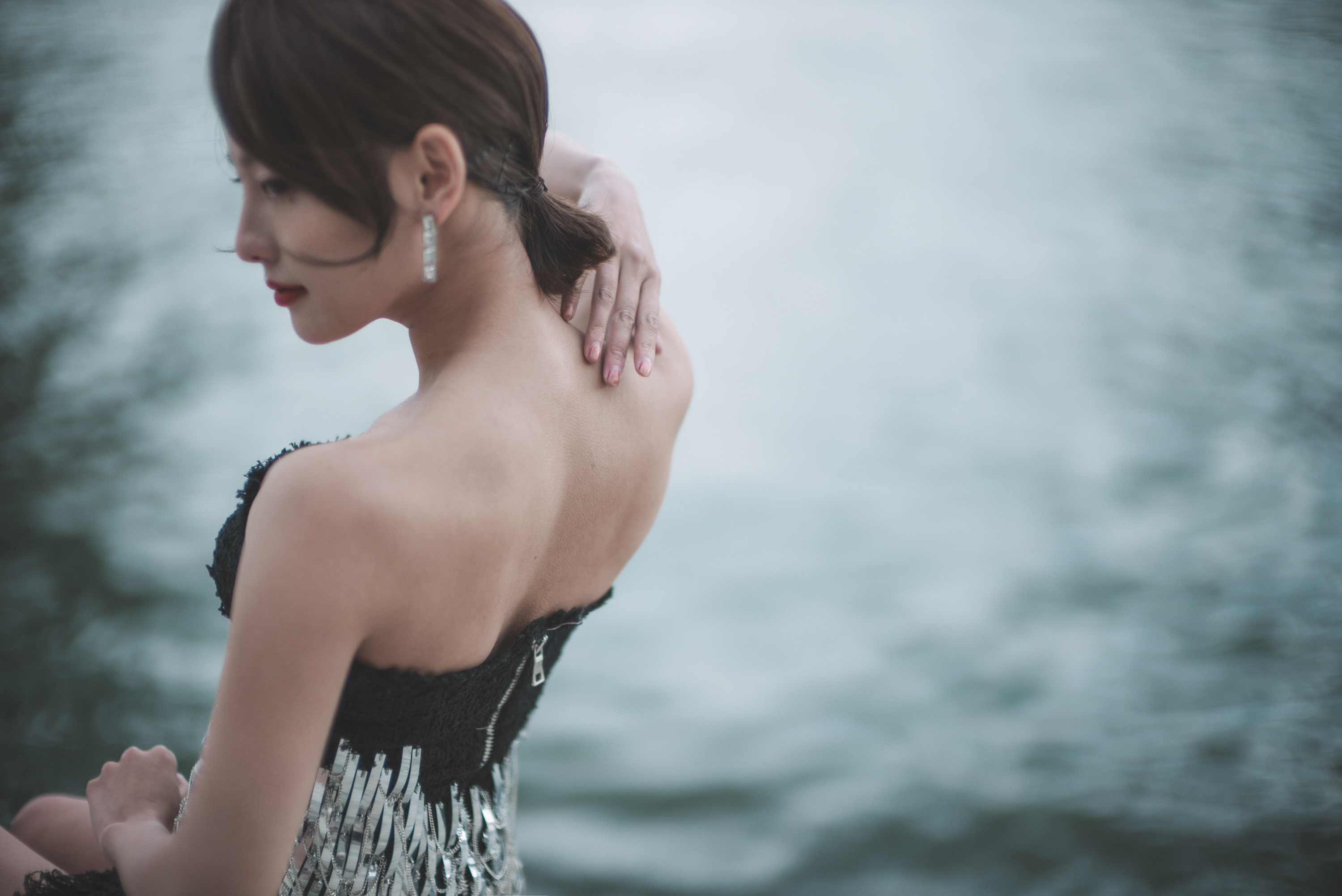 腰身,似鱼鳞般银光闪烁,灵动俏皮;秀发轻扎,肤如凝脂,露出美背和天鹅