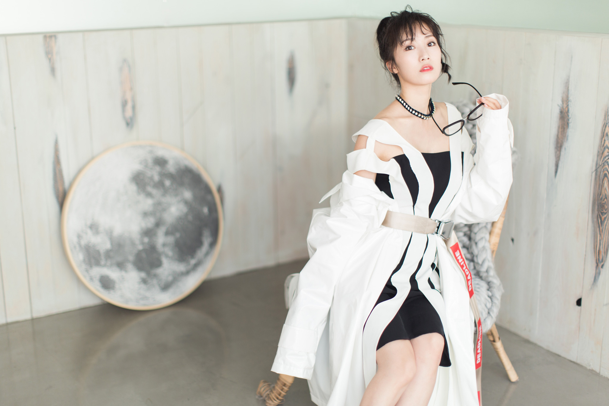 组图:李念简约系写真曝光 玩转黑白色调尽显随性style