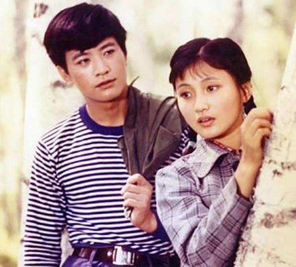 感情非常好,婚后生有一女儿,为了能陪在周里京身旁,傅春英从甘肃调到