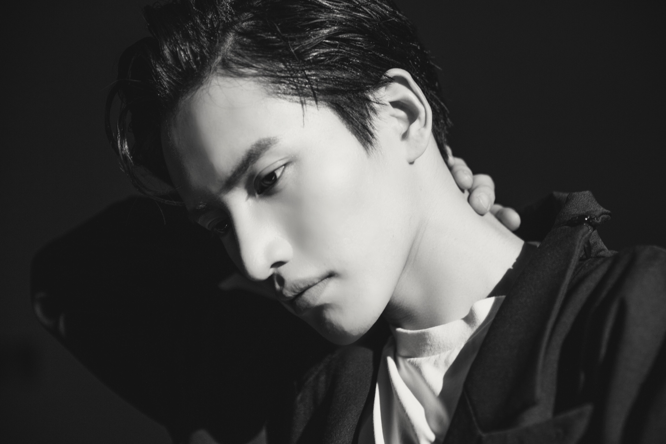 赵越黑白光影写真蓝朋友骆冠言诠释复古港风绅士